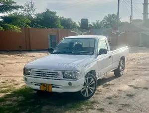 Toyota Hilux 2001 White