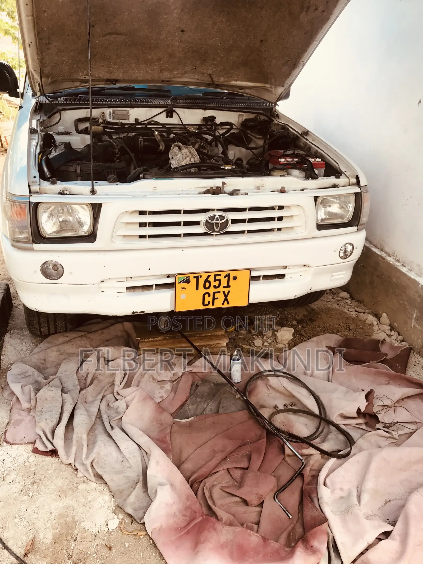 Toyota Hilux 2001 White