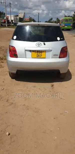 Toyota IST 2004 Silver