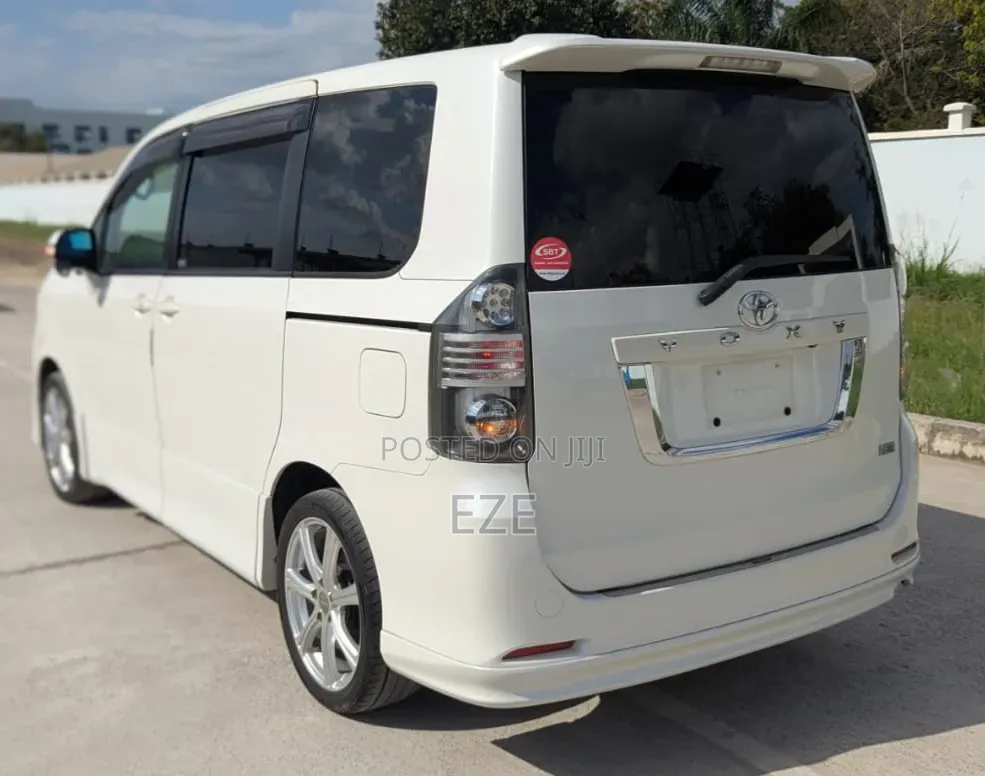 Toyota Voxy 2009 White