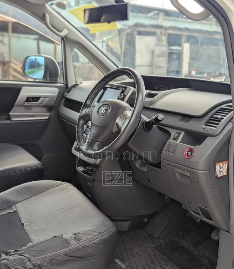 Toyota Voxy 2009 White