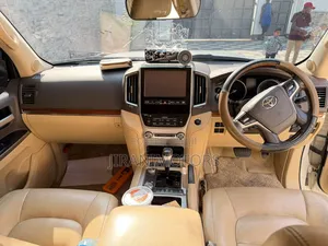 Toyota Land Cruiser 4.6 V8 ZX 2017 White