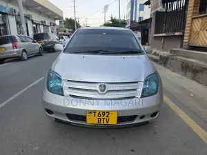 Toyota IST 2004 Silver