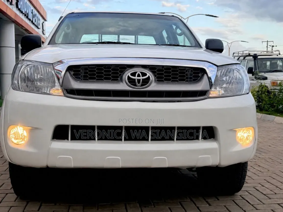 Toyota Hilux 2011 White