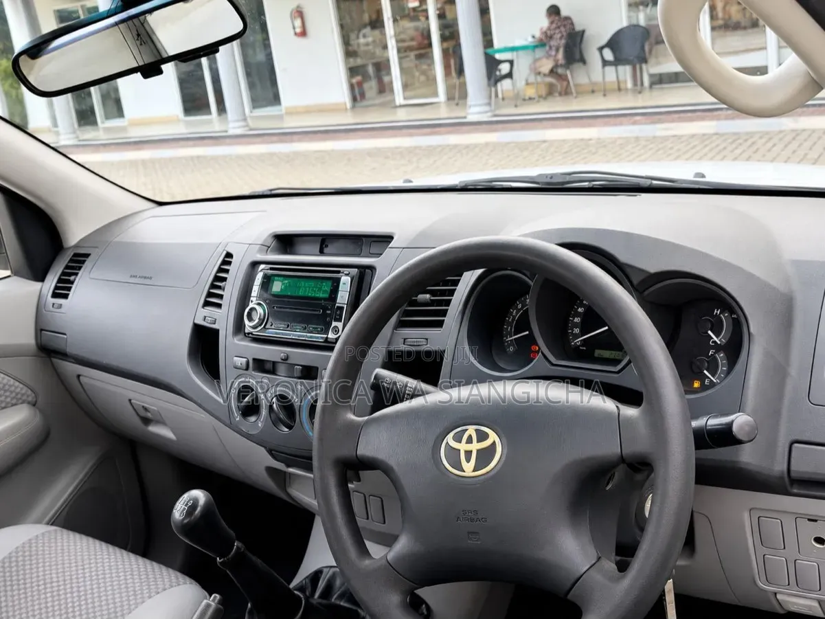 Toyota Hilux 2011 White