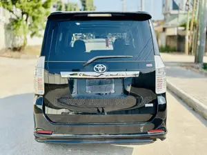 Toyota Noah 2.0 143hp FWD (8 Seater) 2009 Black
