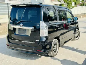 Toyota Noah 2.0 143hp FWD (8 Seater) 2009 Black