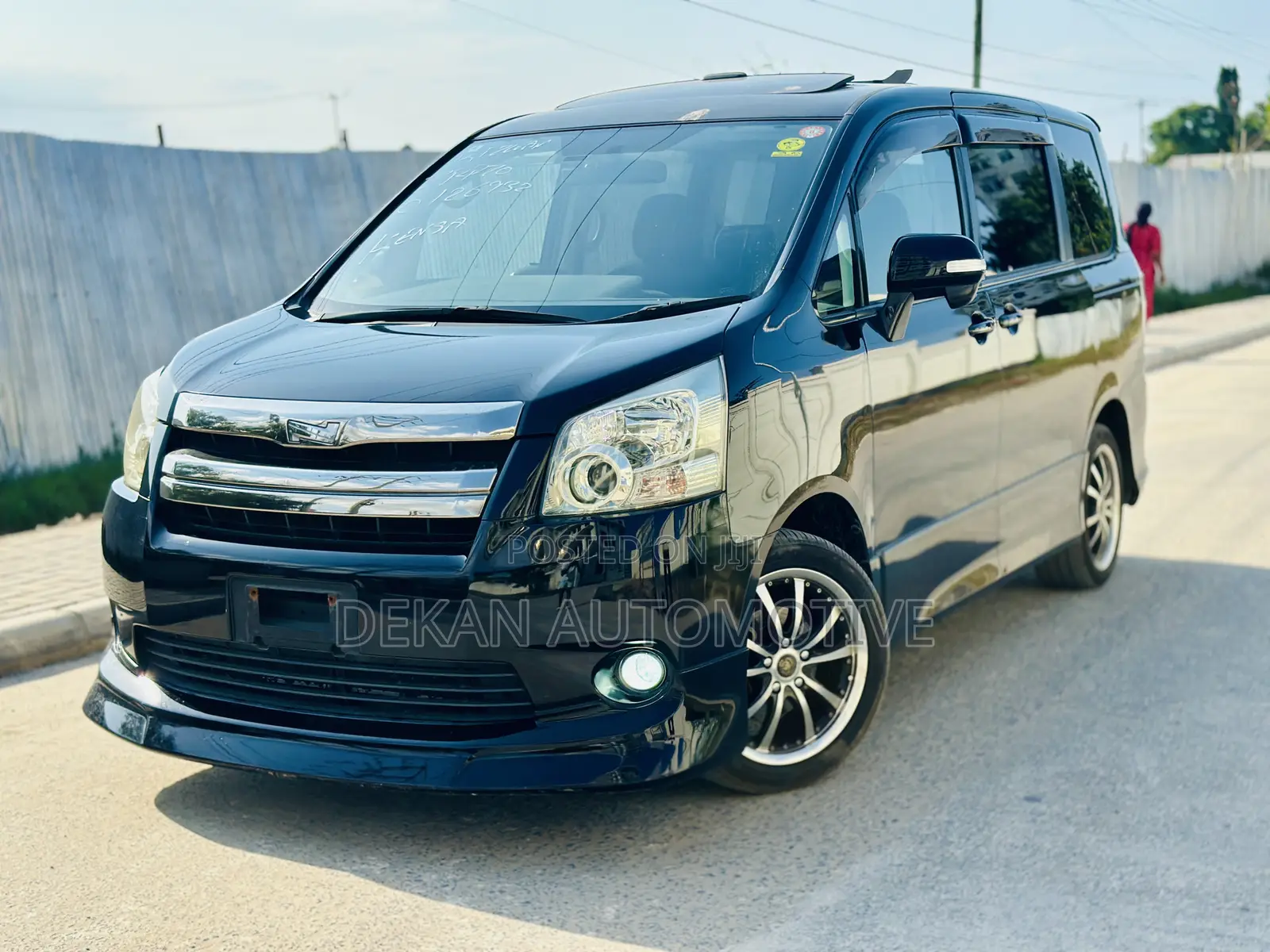 Toyota Noah 2.0 143hp FWD (8 Seater) 2009 Black