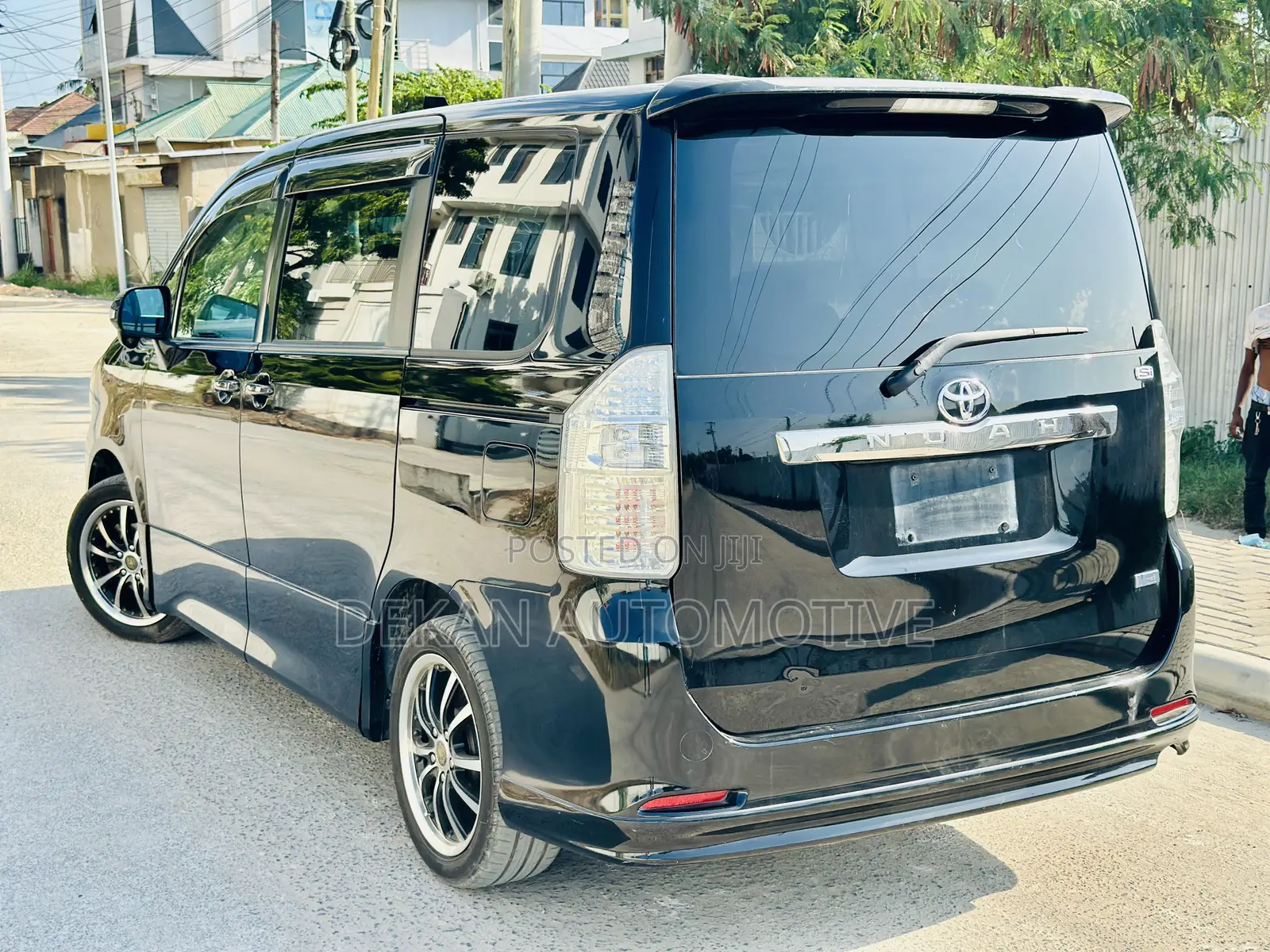 Toyota Noah 2.0 143hp FWD (8 Seater) 2009 Black