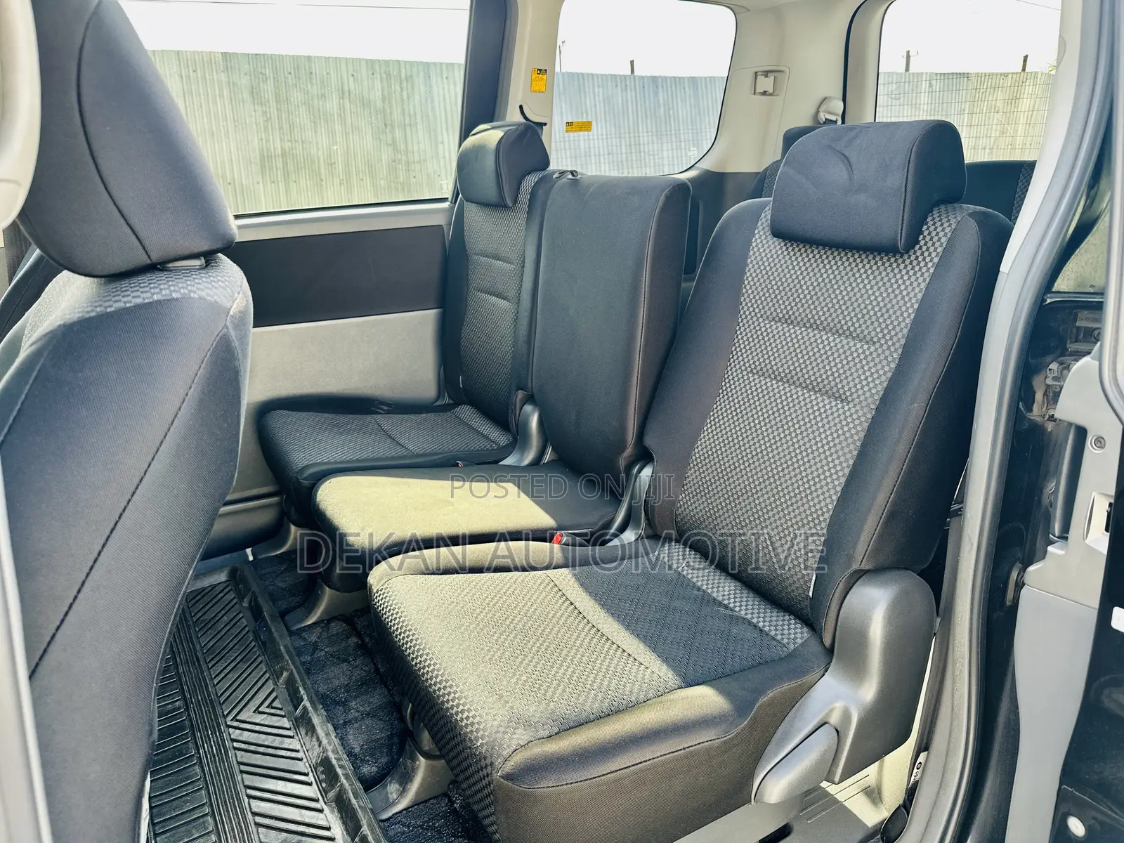 Toyota Noah 2.0 143hp FWD (8 Seater) 2009 Black