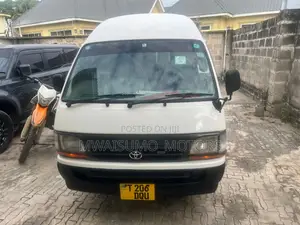 Toyota HiAce 2000 White