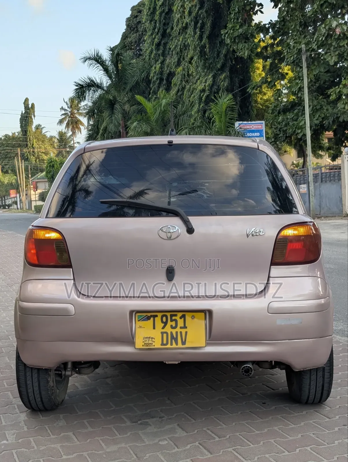 Toyota Vitz 2004 Silver