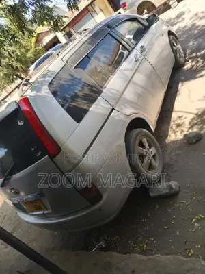 Toyota ISIS 2005 Silver