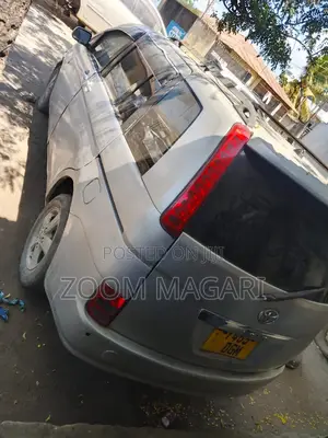 Toyota ISIS 2005 Silver