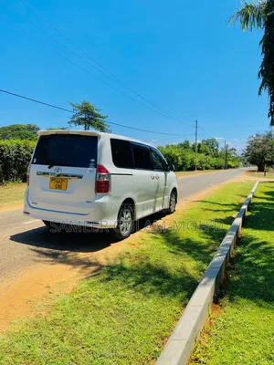 Toyota Noah 2009 Pearl