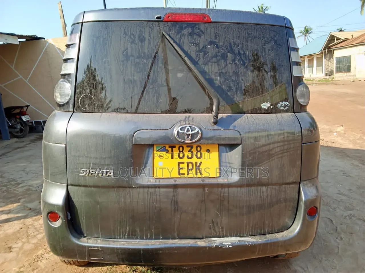 Toyota Sienta 2005 Gray