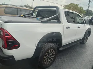 Toyota Hilux 2023 White