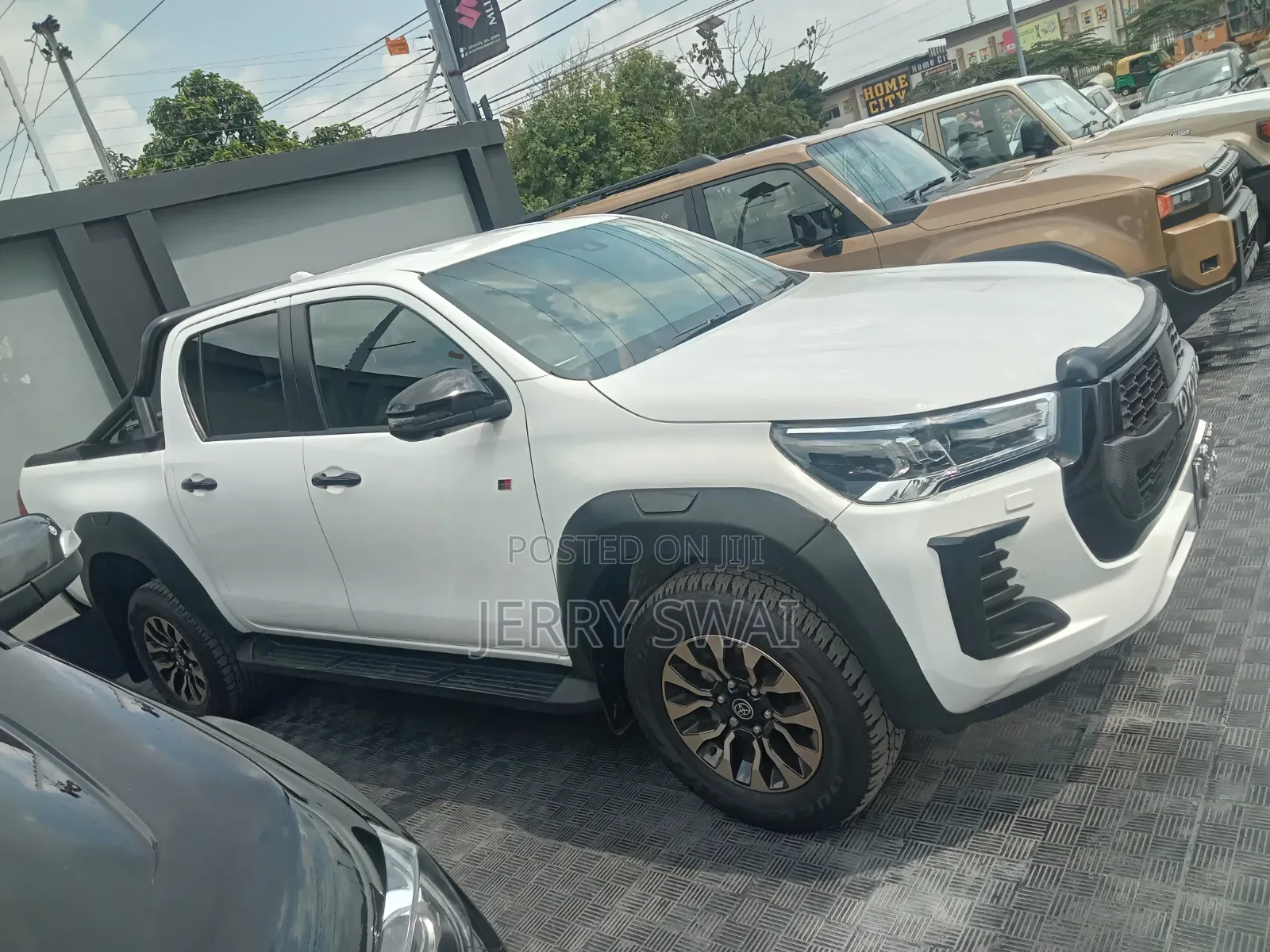 Toyota Hilux 2023 White