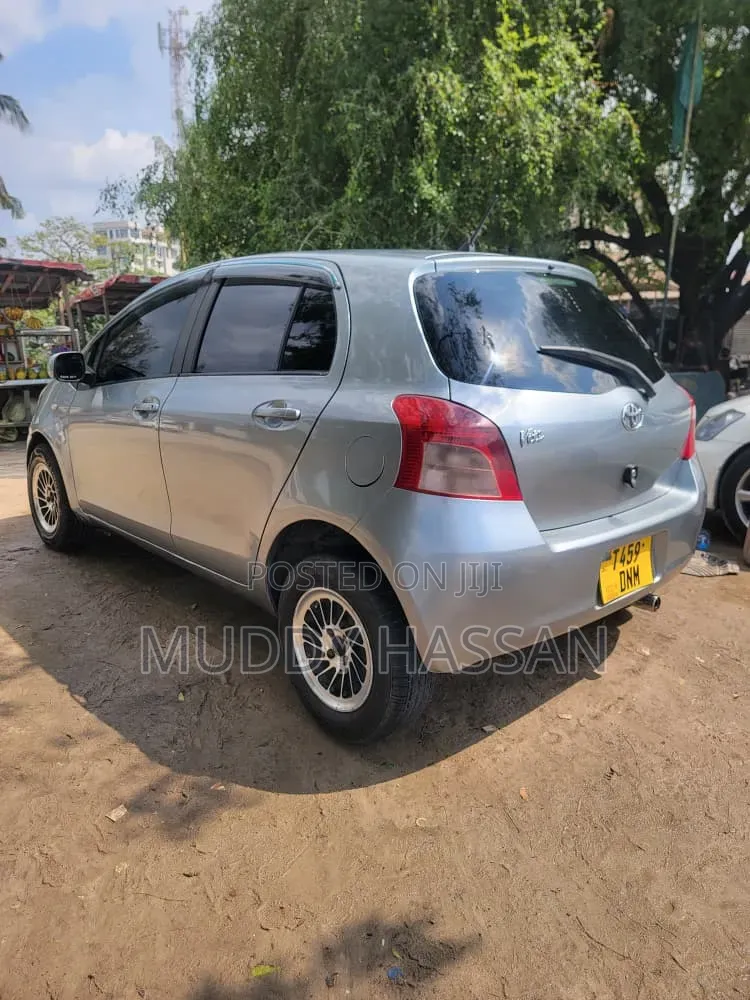 Toyota Vitz 2005 Silver