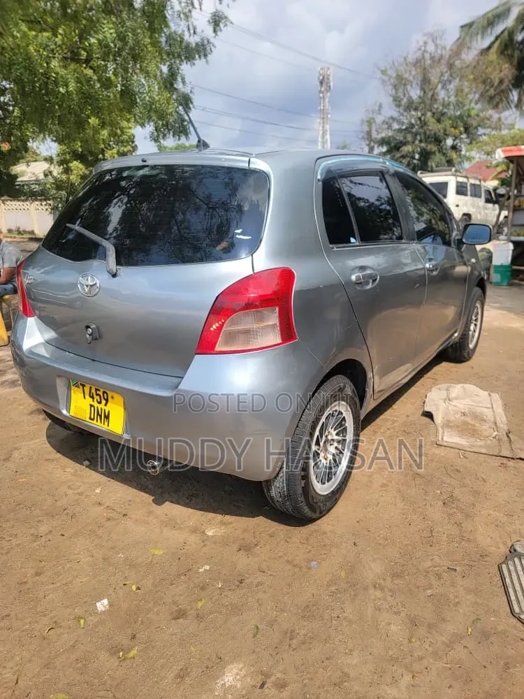 Toyota Vitz 2005 Silver