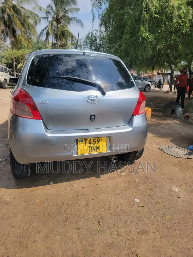 Toyota Vitz 2005 Silver