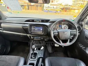 Toyota Hilux 2024 Pearl