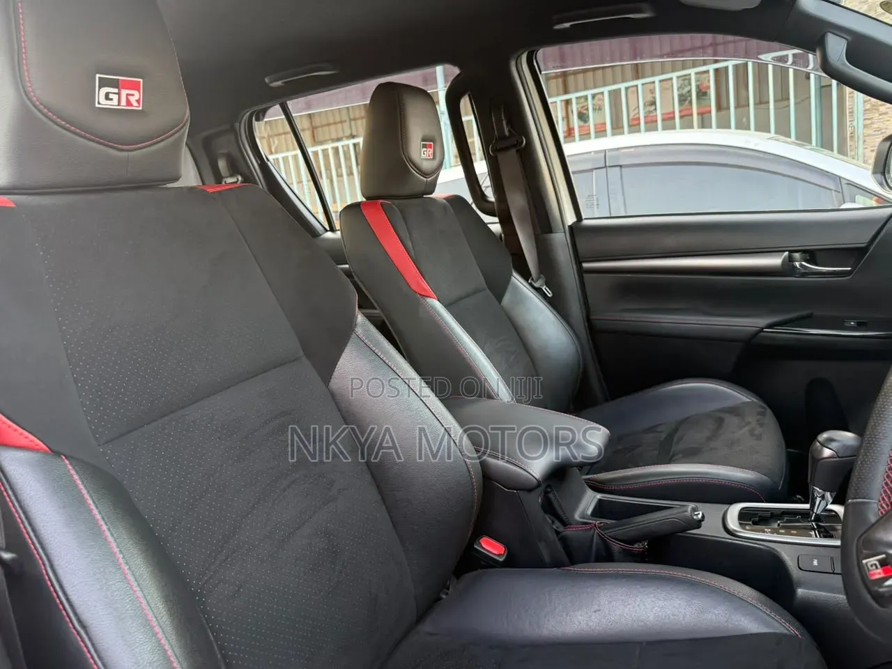 Toyota Hilux 2024 Pearl