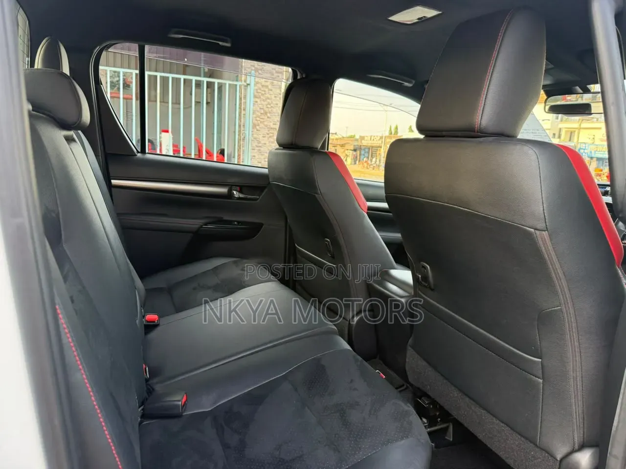 Toyota Hilux 2024 Pearl