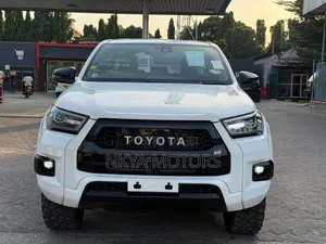 Toyota Hilux 2024 Pearl