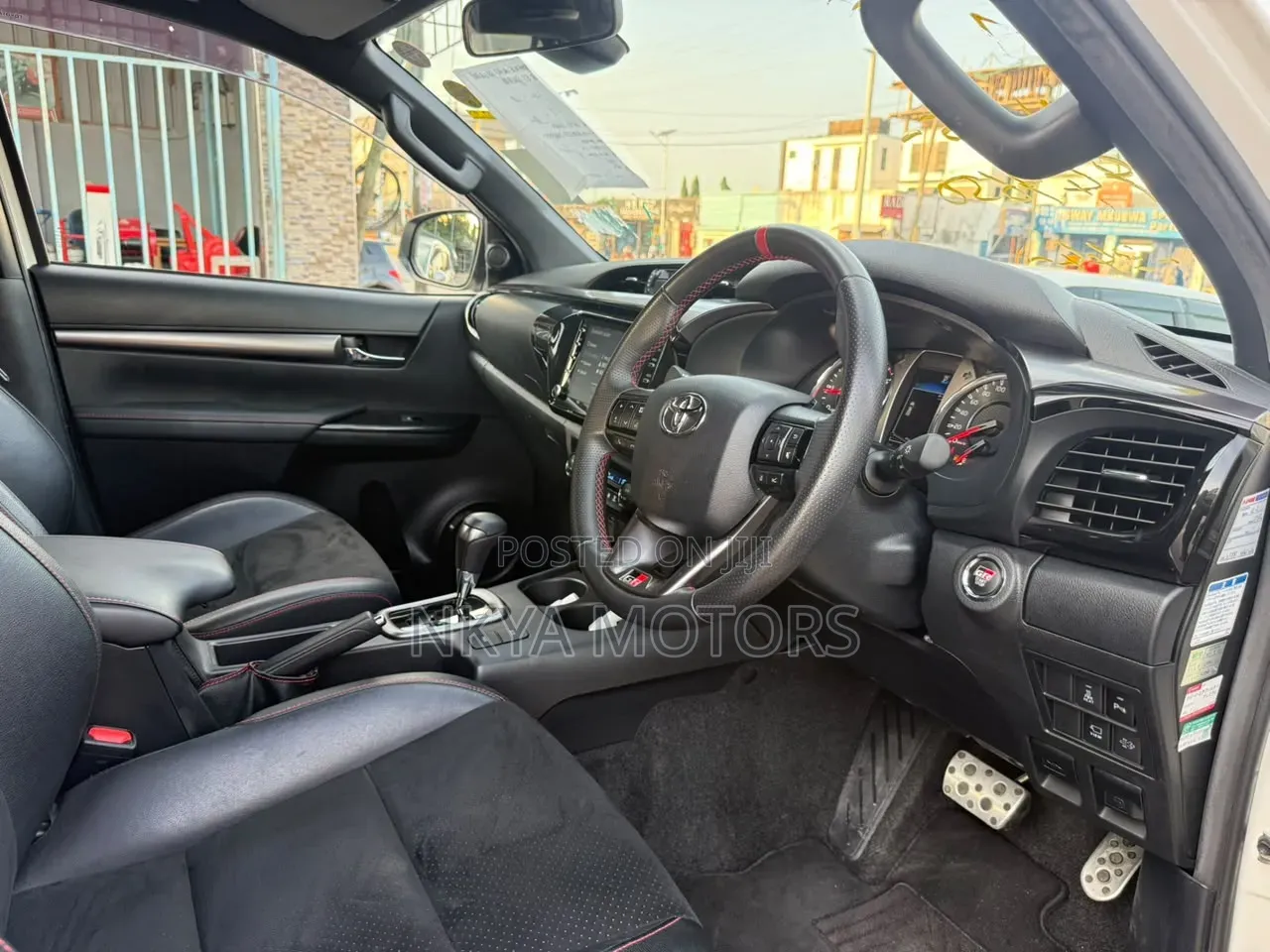 Toyota Hilux 2024 Pearl