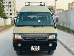 Toyota HiAce 2002 Yellow