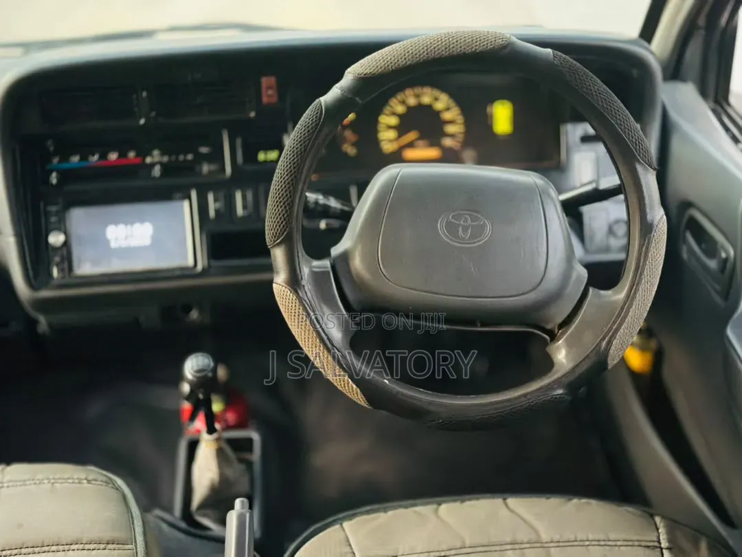 Toyota HiAce 2002 Yellow