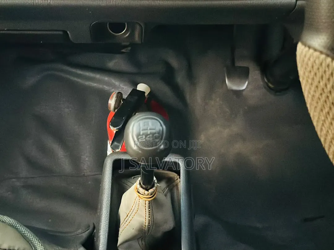 Toyota HiAce 2002 Yellow
