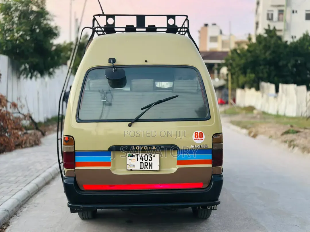 Toyota HiAce 2002 Yellow