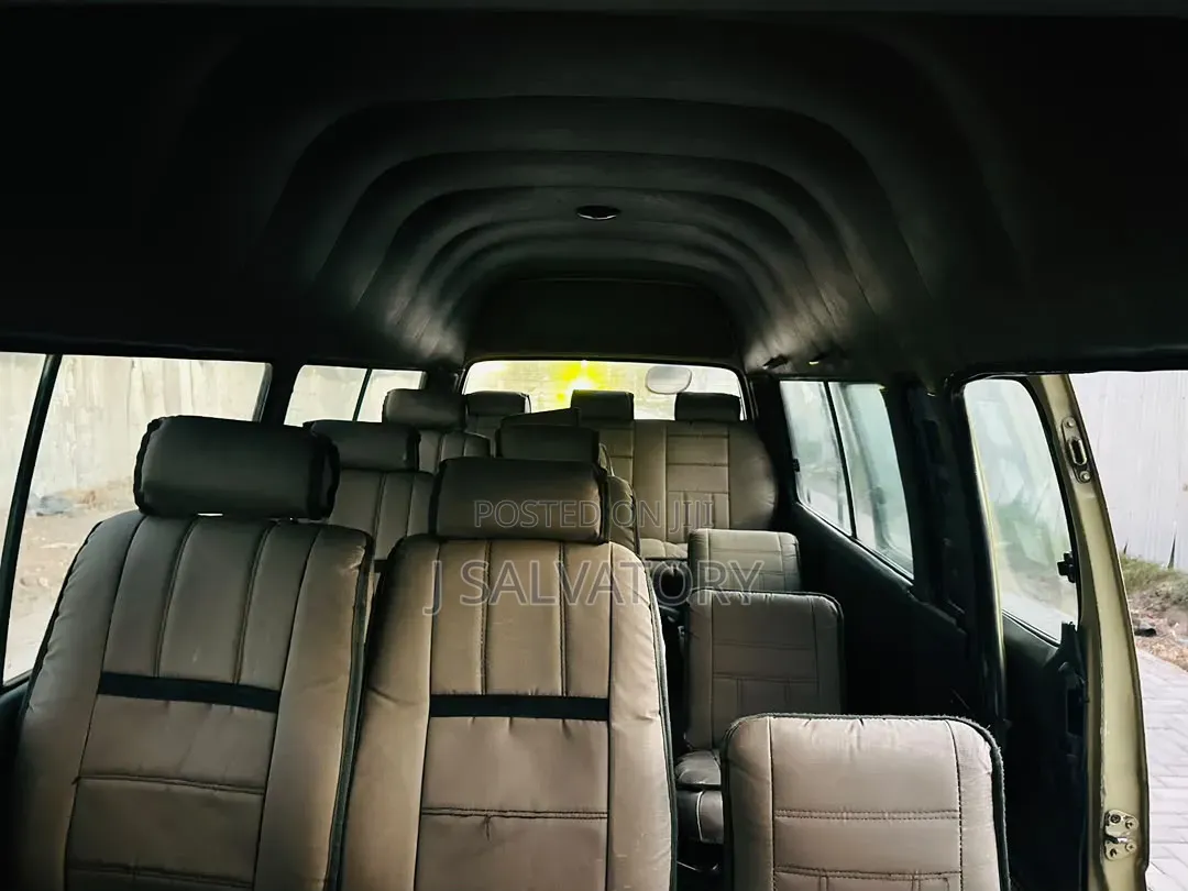 Toyota HiAce 2002 Yellow