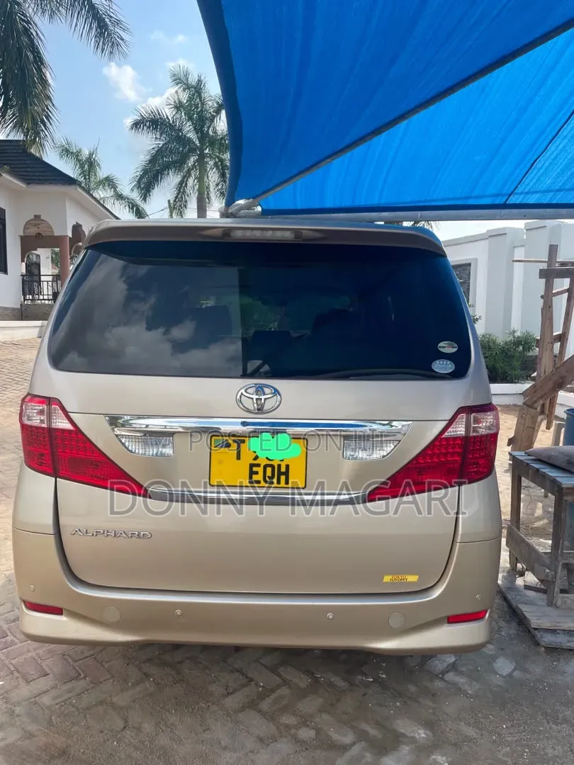 Toyota Alphard 2011 Gold
