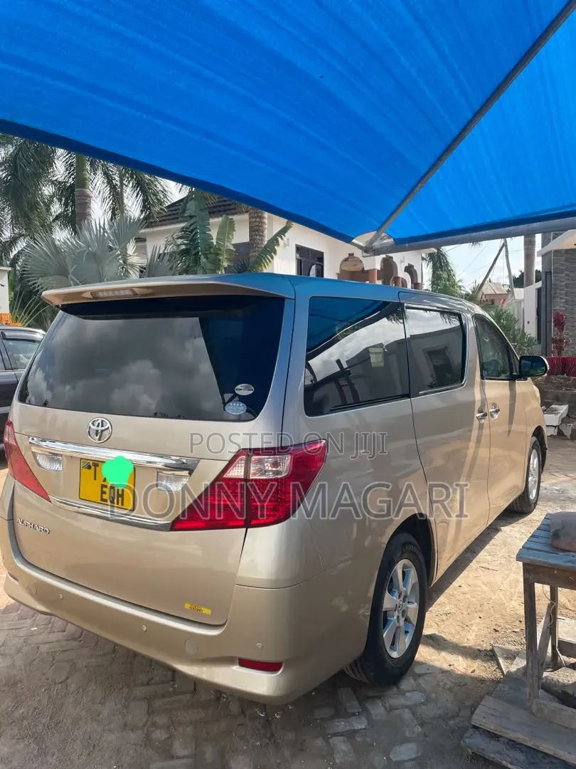 Toyota Alphard 2011 Gold