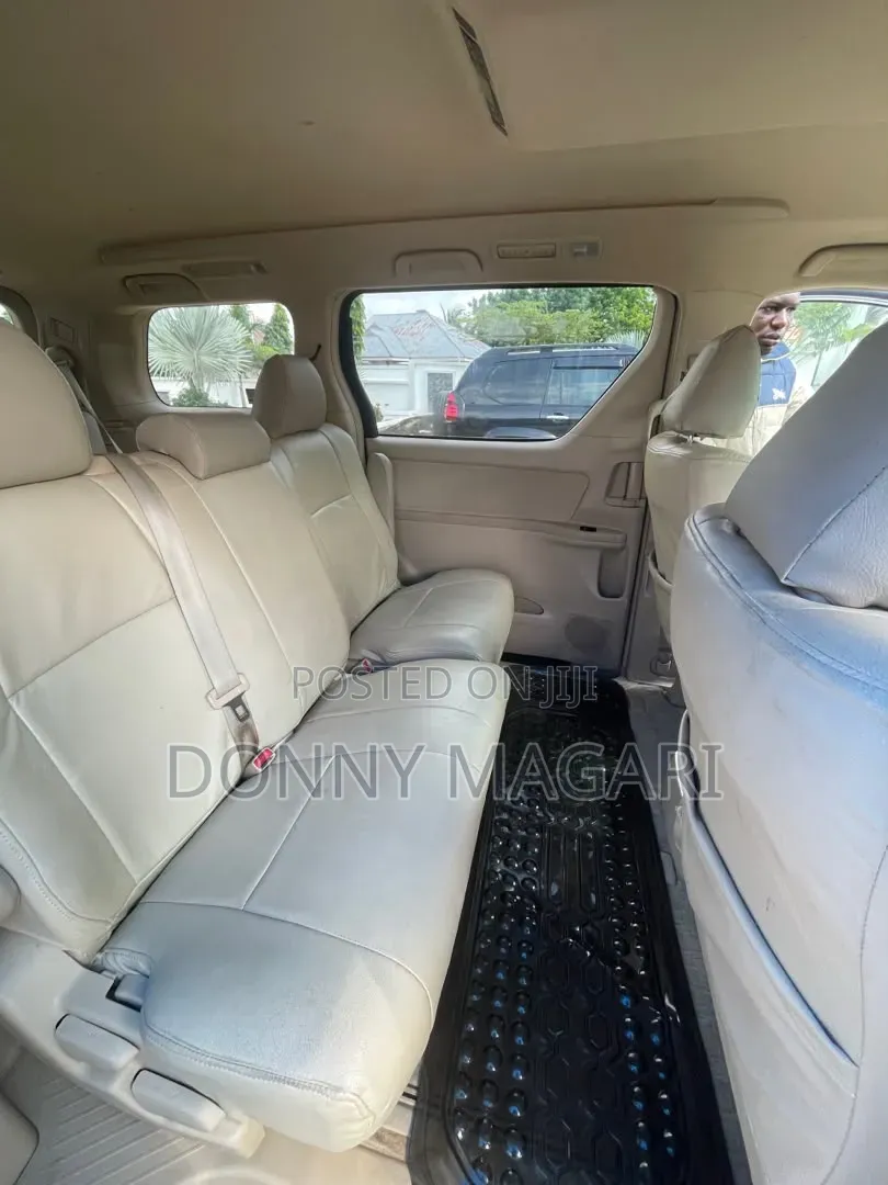 Toyota Alphard 2011 Gold