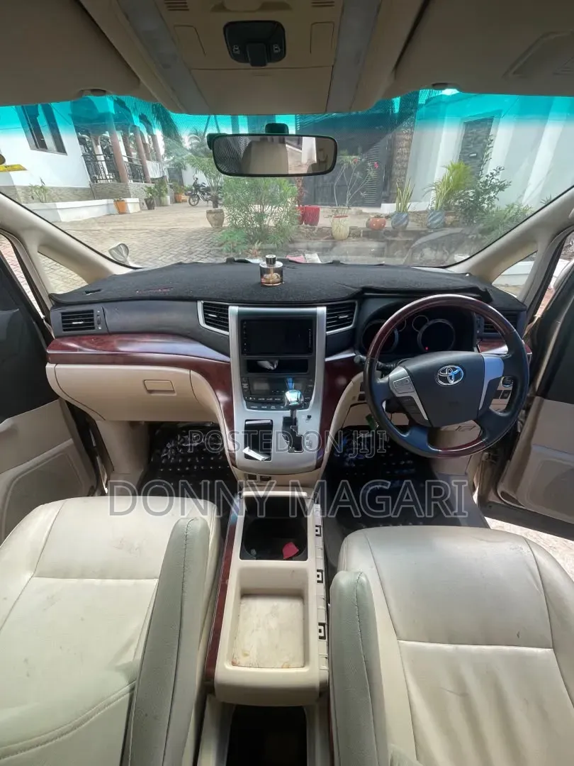Toyota Alphard 2011 Gold
