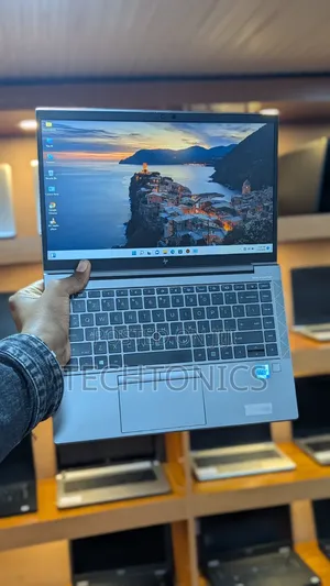 New Laptop HP ZBook Firefly G8 16GB Intel Core i5 SSD 512GB