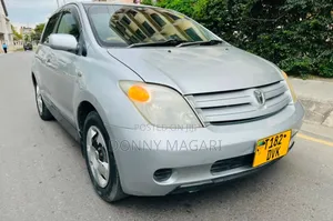 Toyota IST 2004 Silver