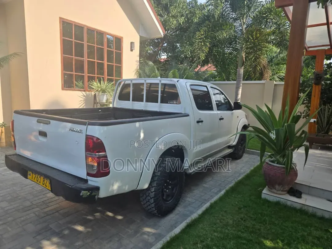 Toyota Hilux 2013 White