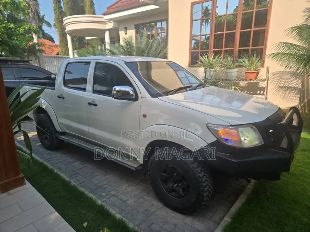 Toyota Hilux 2013 White