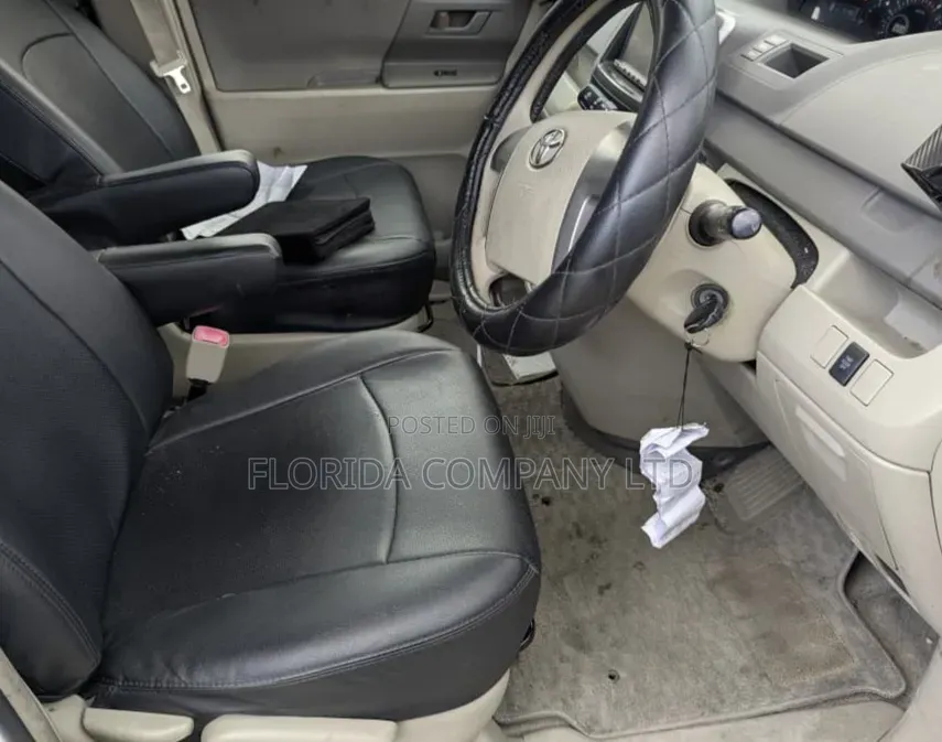 Toyota Noah 2010 White