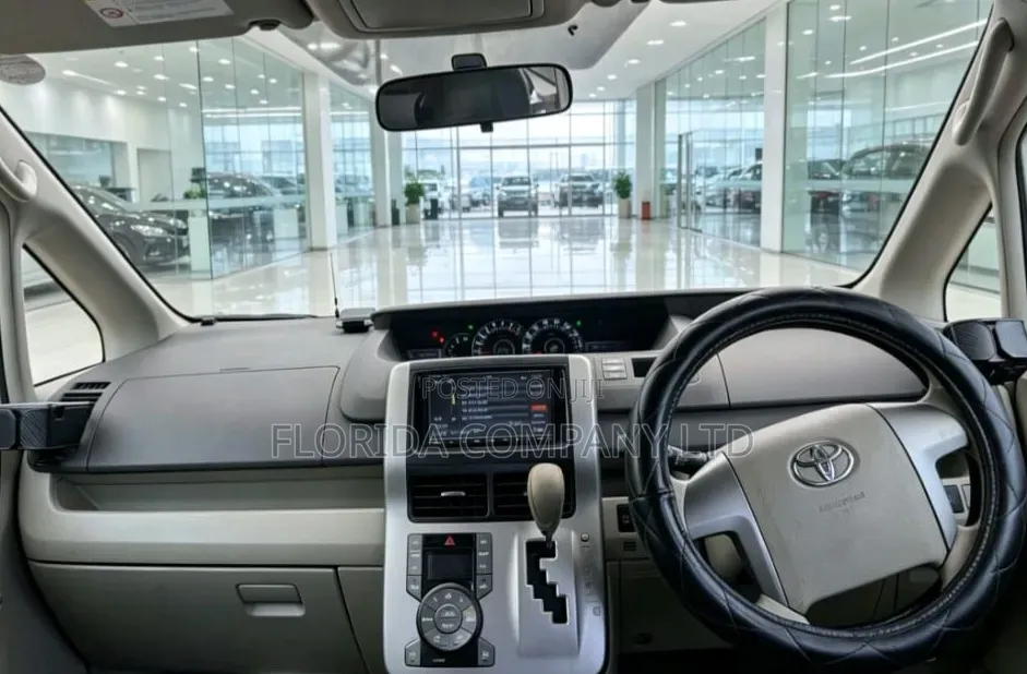 Toyota Noah 2010 White