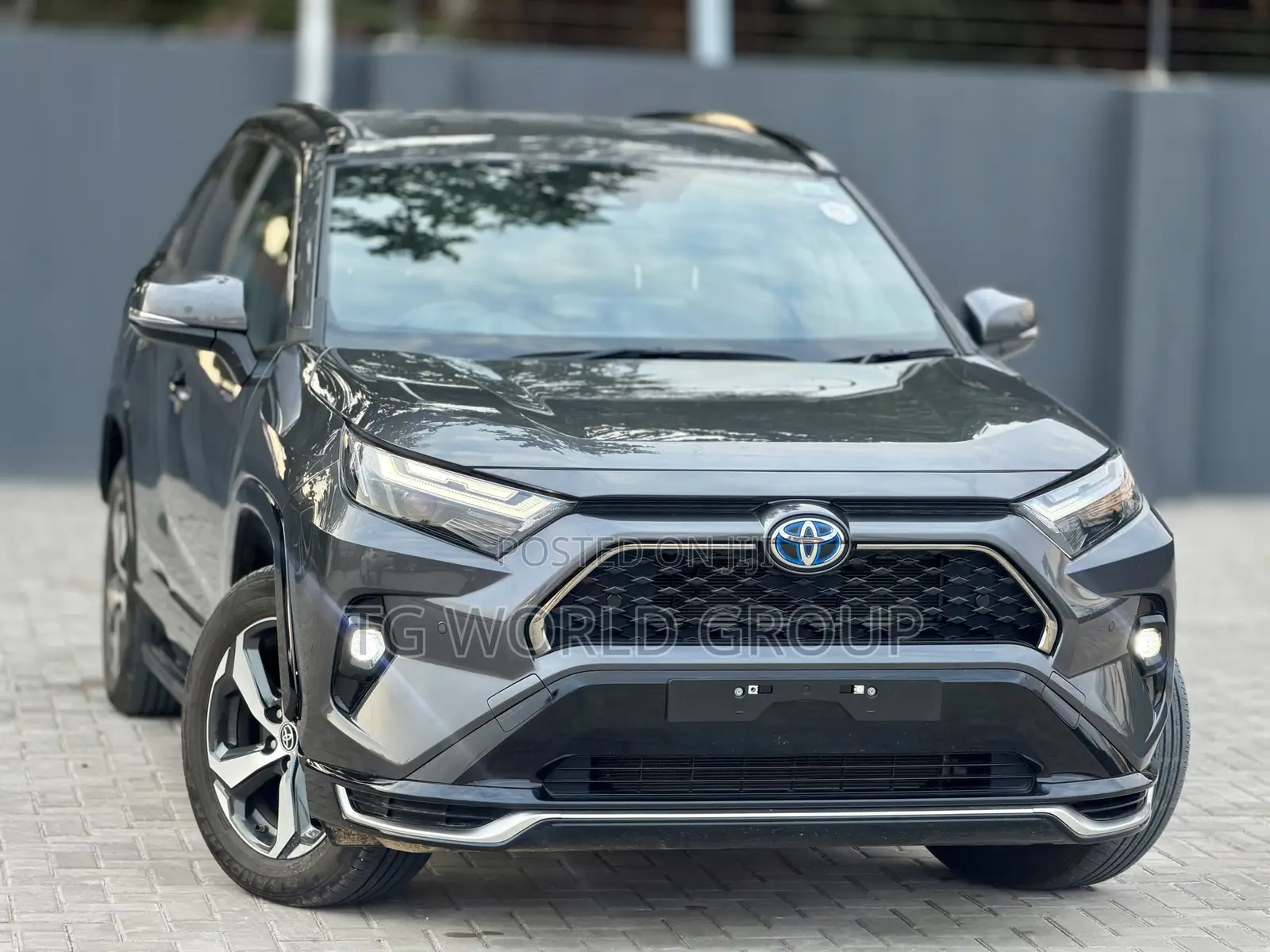 Toyota RAV4 Plug-In Hybrid XSE AWD 2025 Gray