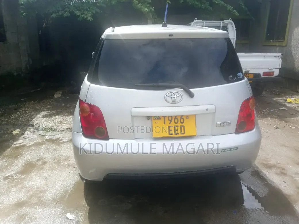 Toyota IST 2004 Silver