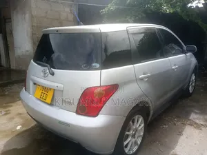 Toyota IST 2004 Silver