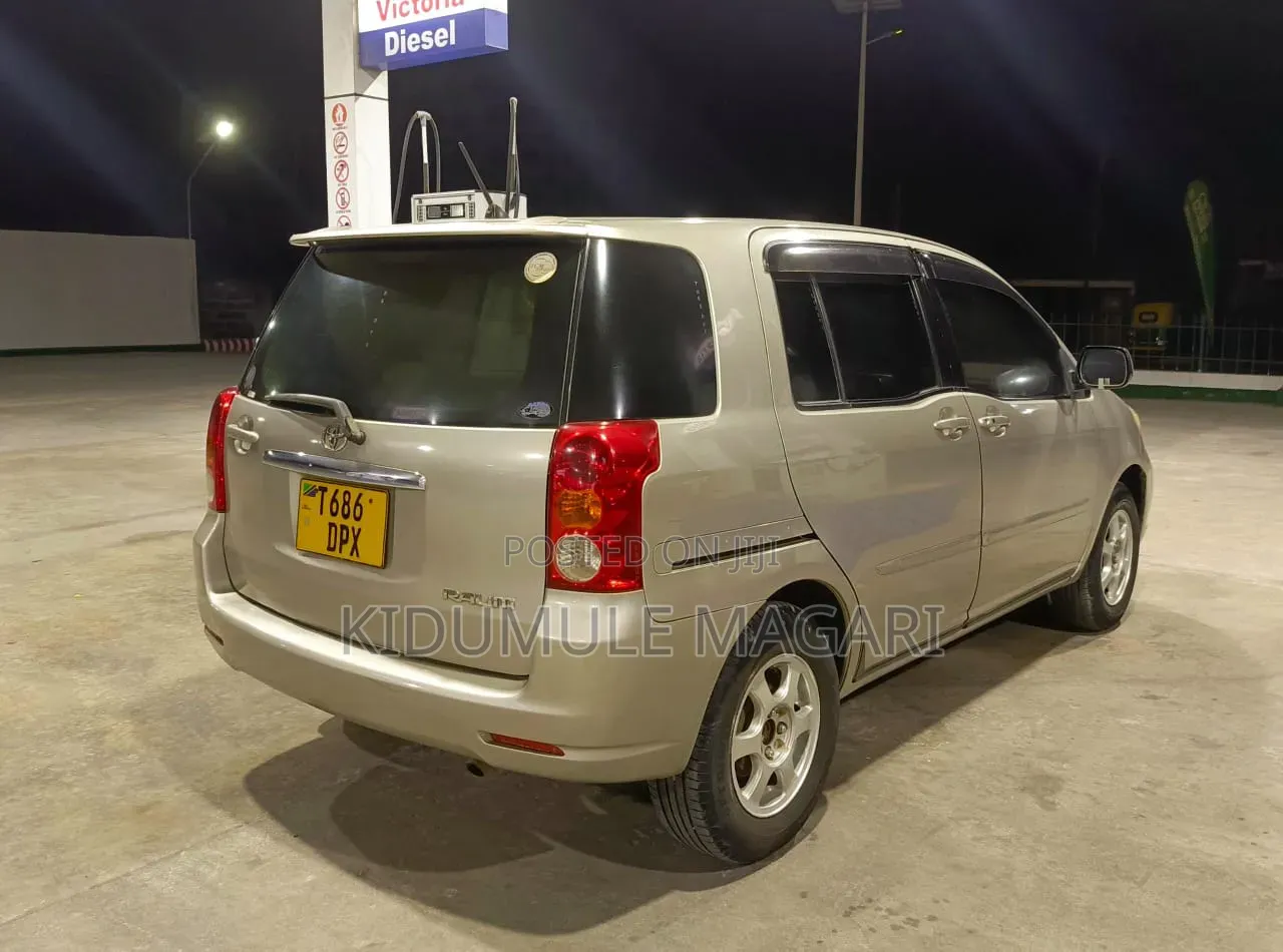 Toyota Raum 2005 Gold