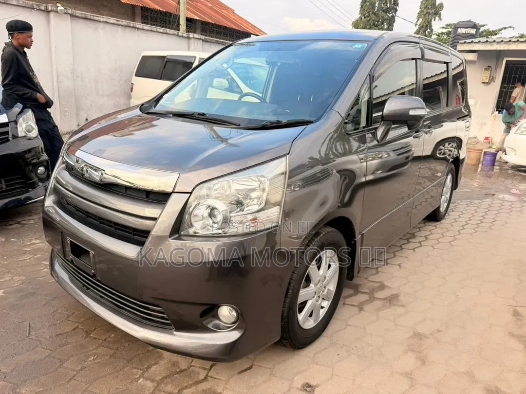 Toyota Noah 2009 Gray